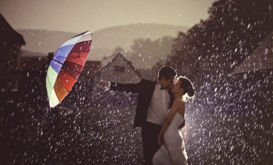  Βρέχει; Οι 8 βασικές κινήσεις που θα προστατέψουν την επιτυχία του γάμου σας.