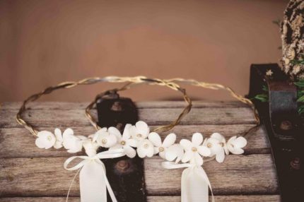 Στέφανα γάμου με λευκόχρυση βέργα και μεταξωτά λουλούδια Α18