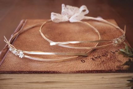 Λευκόχρυσα στέφανα με ροζ χρυσή βέργα και μαργαρίτες Λ34β