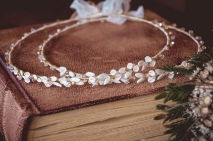 Στέφανα γάμου με λουλούδια και φύλλα πορσελάνης Β32